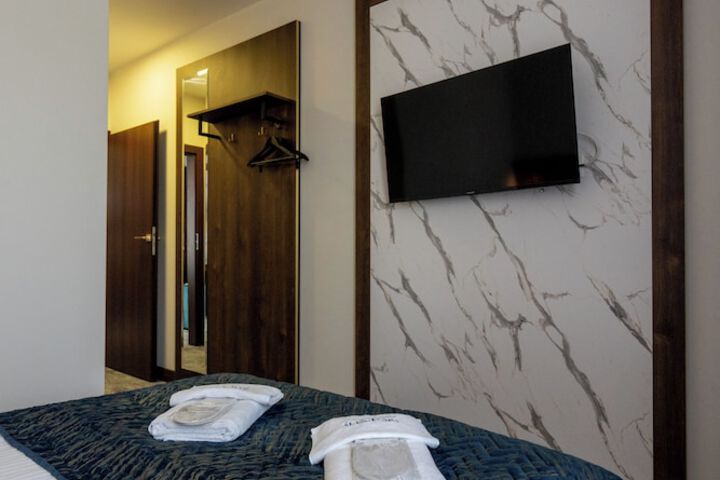 Room 11 of 28