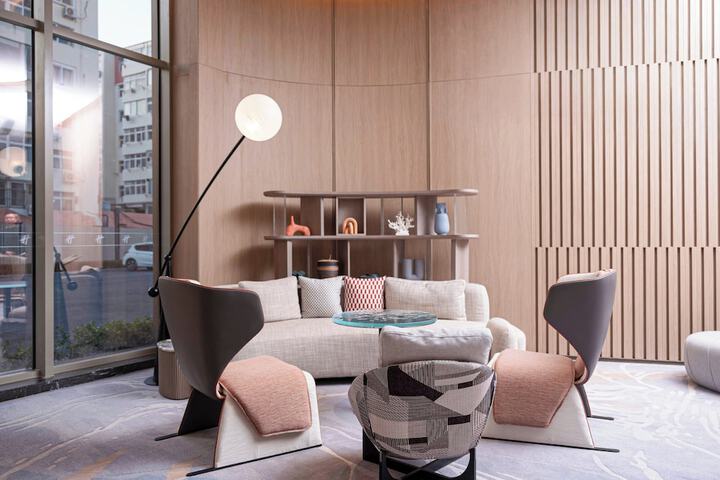 Lounge 55 of 82