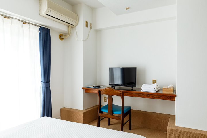 Room 8 of 28