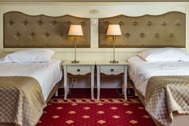 Room 10 of 32