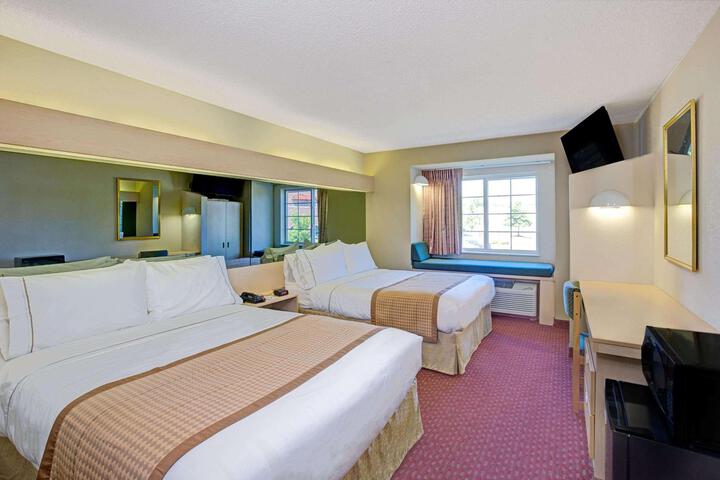 1 Queen Bed (2 of 10)