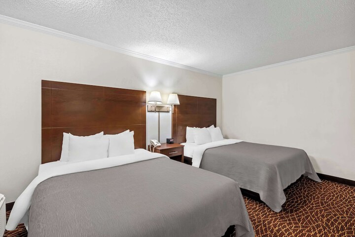 2 Queen Beds (8 of 9)