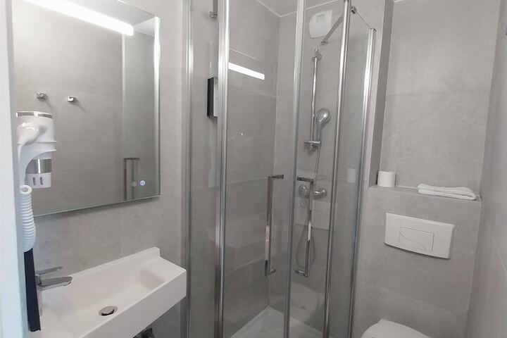 Room 53 of 75