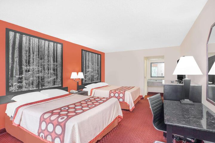 1 Queen Bed (3 of 5)