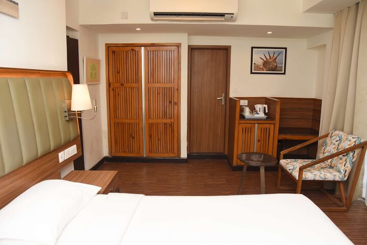 Room 8 of 143