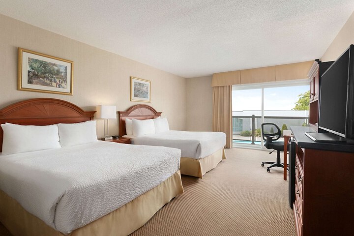 1 Queen Bed (3 of 9)
