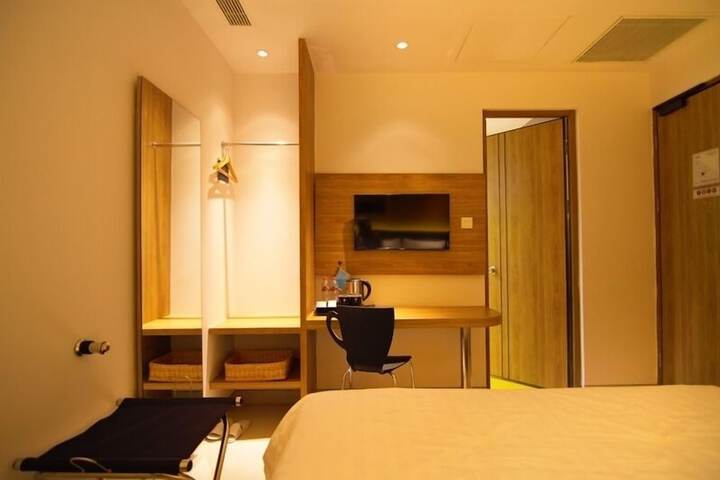 Room 29 of 53
