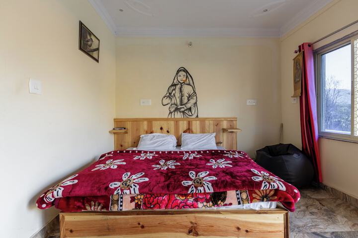 Room 4 of 33