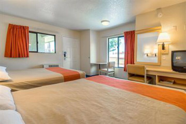 Room 13 of 28