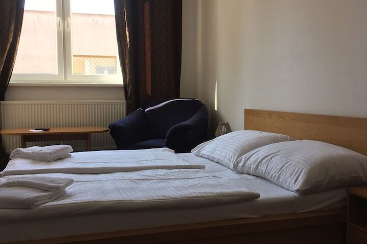 Room 9 of 106