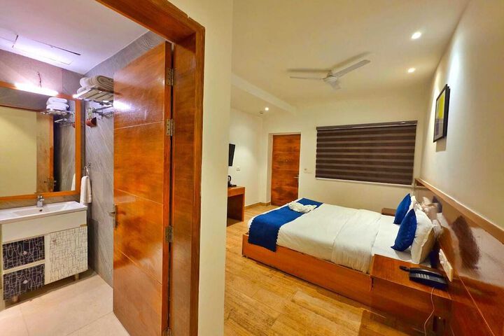 Room 6 of 16