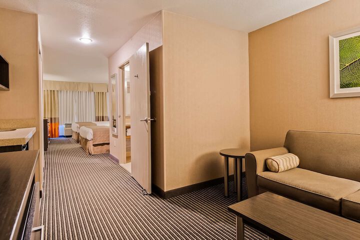 2 Queen Beds Microwave and Refrigerator WiFi Full Breakfast (2 of 11)