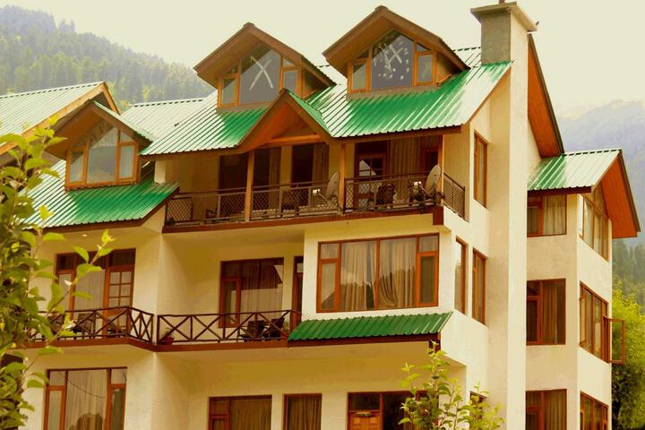 The Explorers Inn Manali