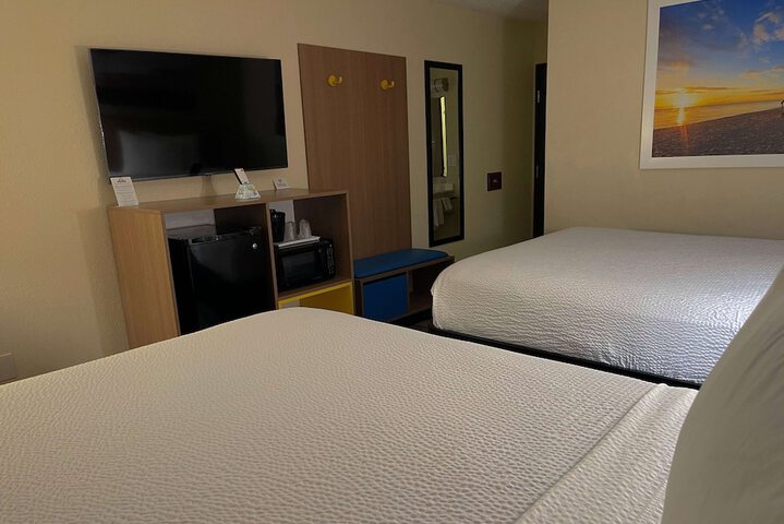 1 Queen Bed (6 of 23)