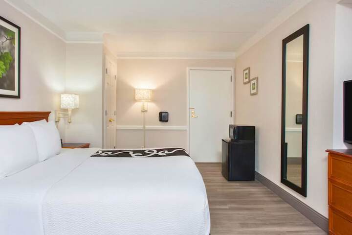 1 King Bed (2 of 7)