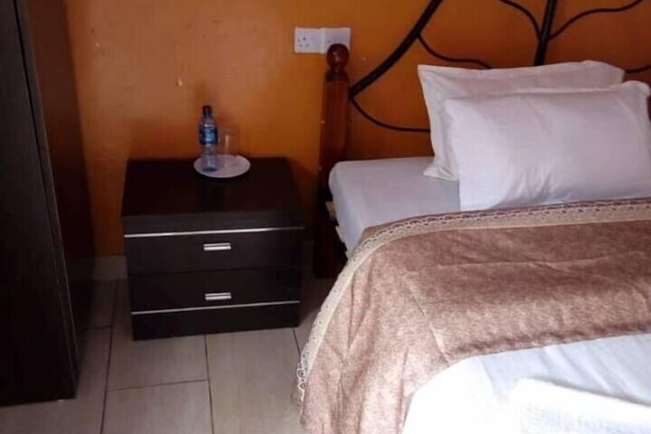 Room 6 of 16