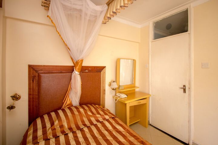 Room 13 of 27