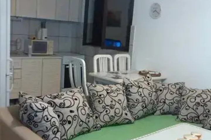 Room 6 of 10