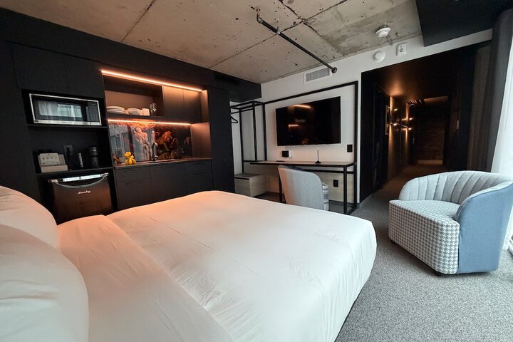 Room 4 of 16