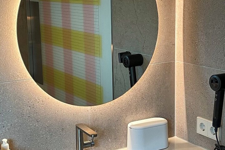 Room 62 of 85