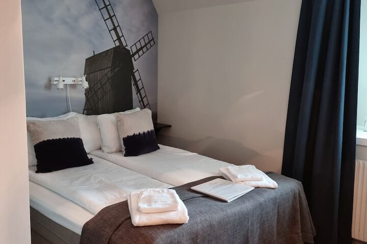 Room 11 of 27