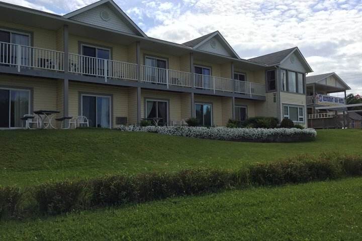 Exterior of Inn at the Hilton Beach by Elevate Rooms