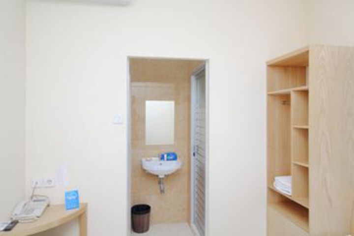 Room 4 of 16