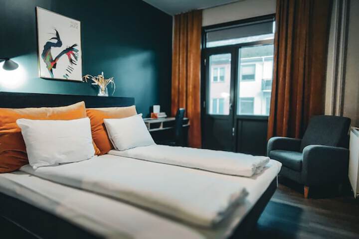 Room 2 of 28