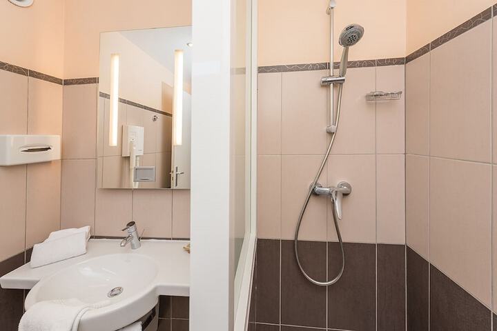 Room 16 of 29