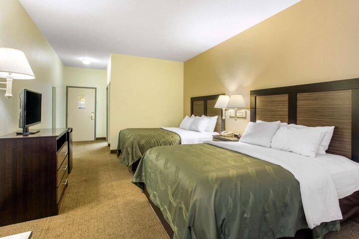 2 Queen Beds (12 of 13)