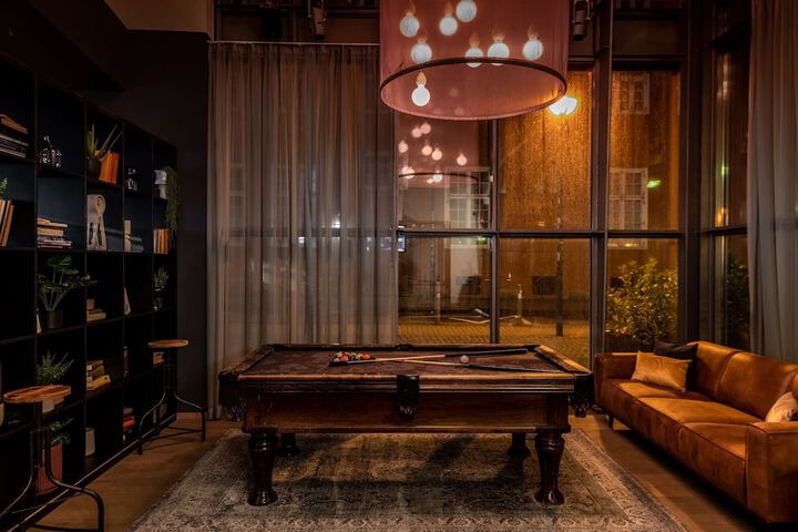 Lounge 33 of 50