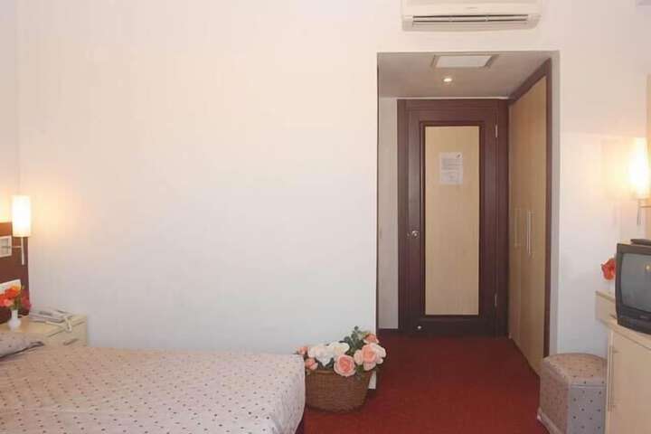 Room 5 of 44