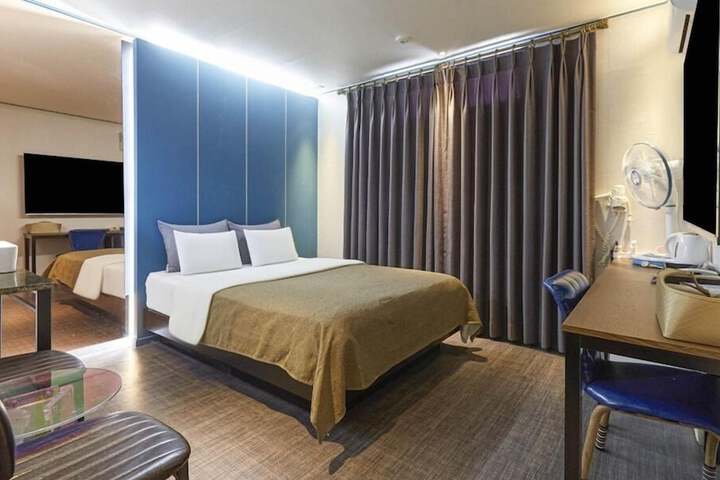 Room 4 of 14