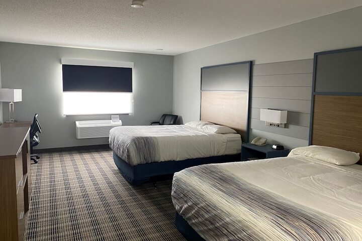 1 Queen Bed (5 of 5)