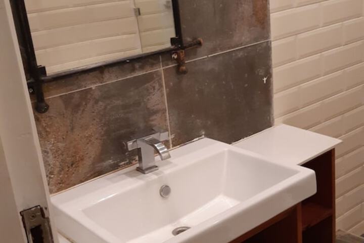 Room 6 of 12