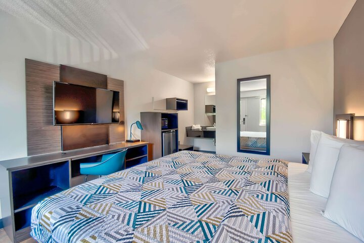 1 King Bed | Premium Micfridge (5 of 5)
