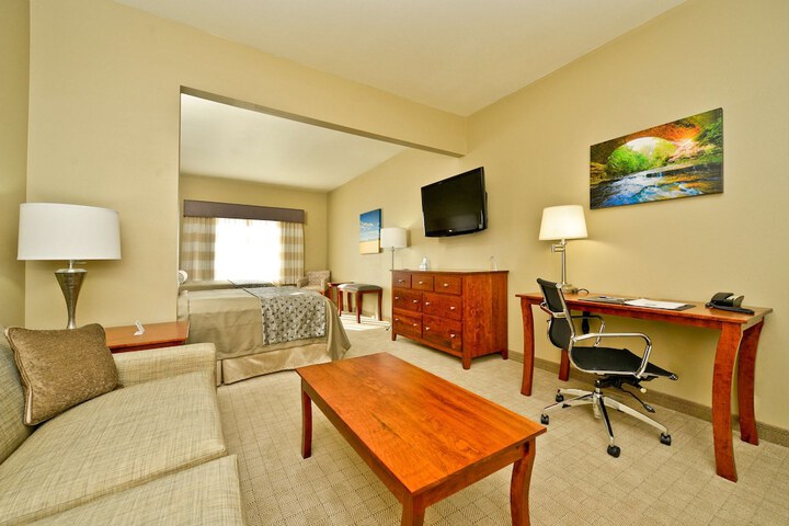 Accessible 2 Queen Mobility Accessible Communication Assistance Bathtub Microwave and Refrigerator WiFi Full Breakfast (15 of 15)