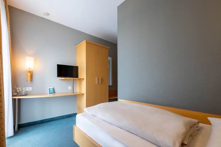 Room 16 of 33