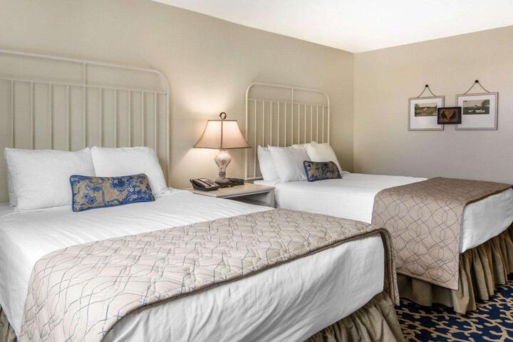 1 Queen Bed (13 of 13)