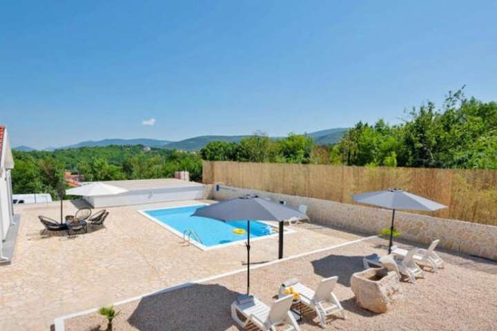 Pool 19 of 25