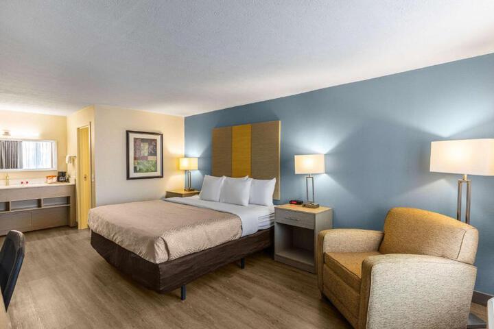 1 King Bed (1 of 7)