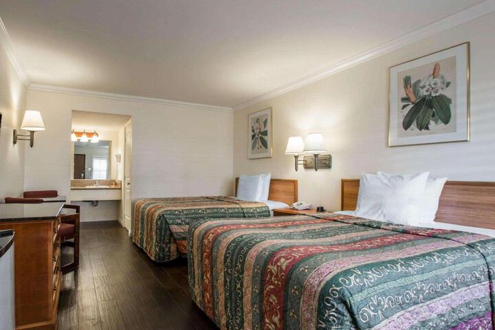 2 Queen Beds (9 of 11)