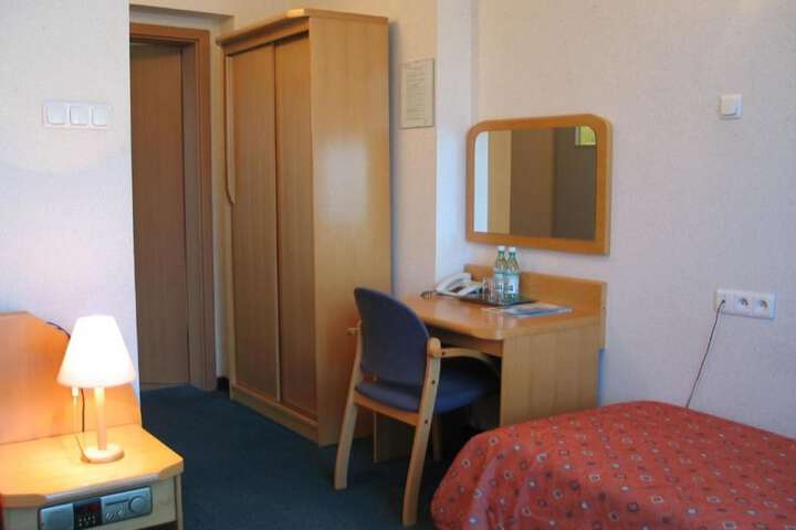 Room 4 of 73
