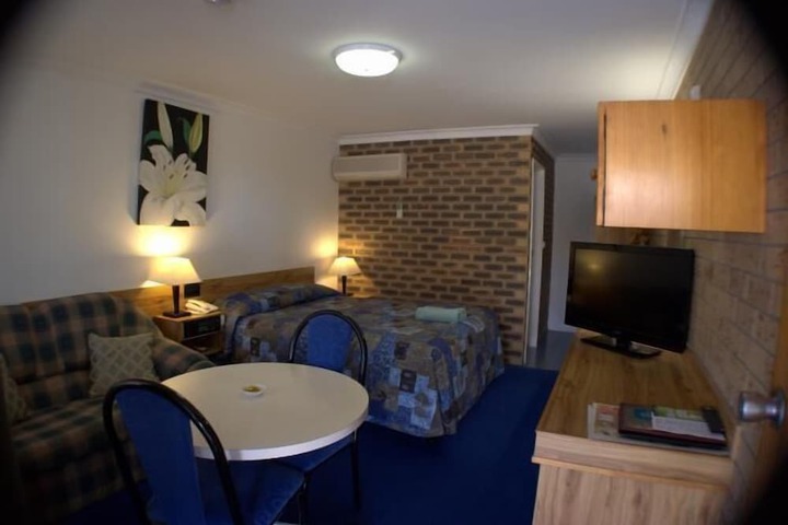 Room 16 of 38