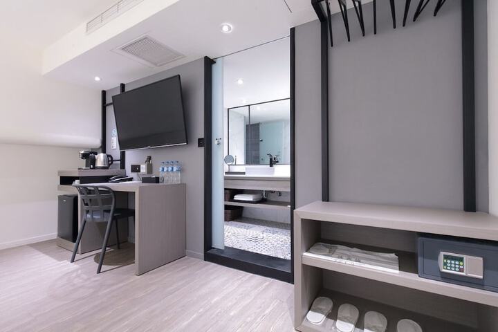 Room 27 of 67