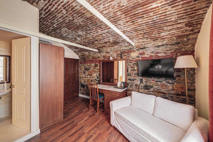 Room 7 of 93