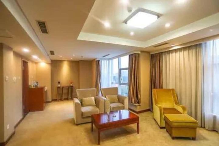 Room 9 of 12