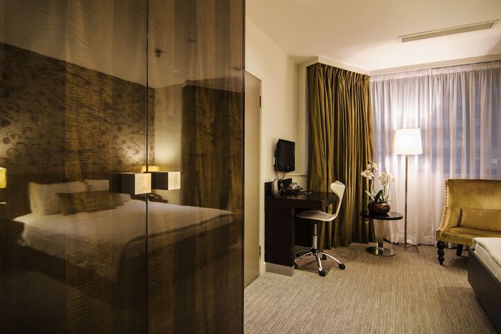 Room 8 of 40