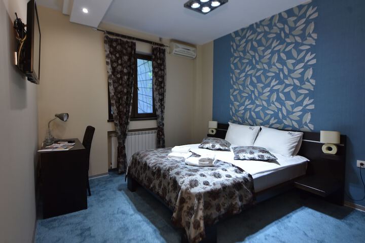 Room 12 of 27
