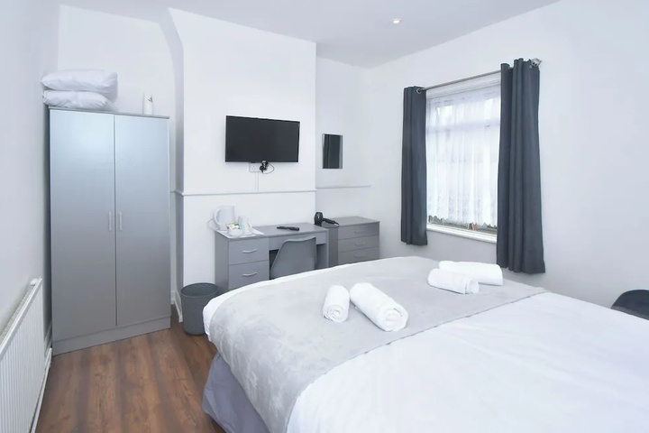 Room 2 of 8